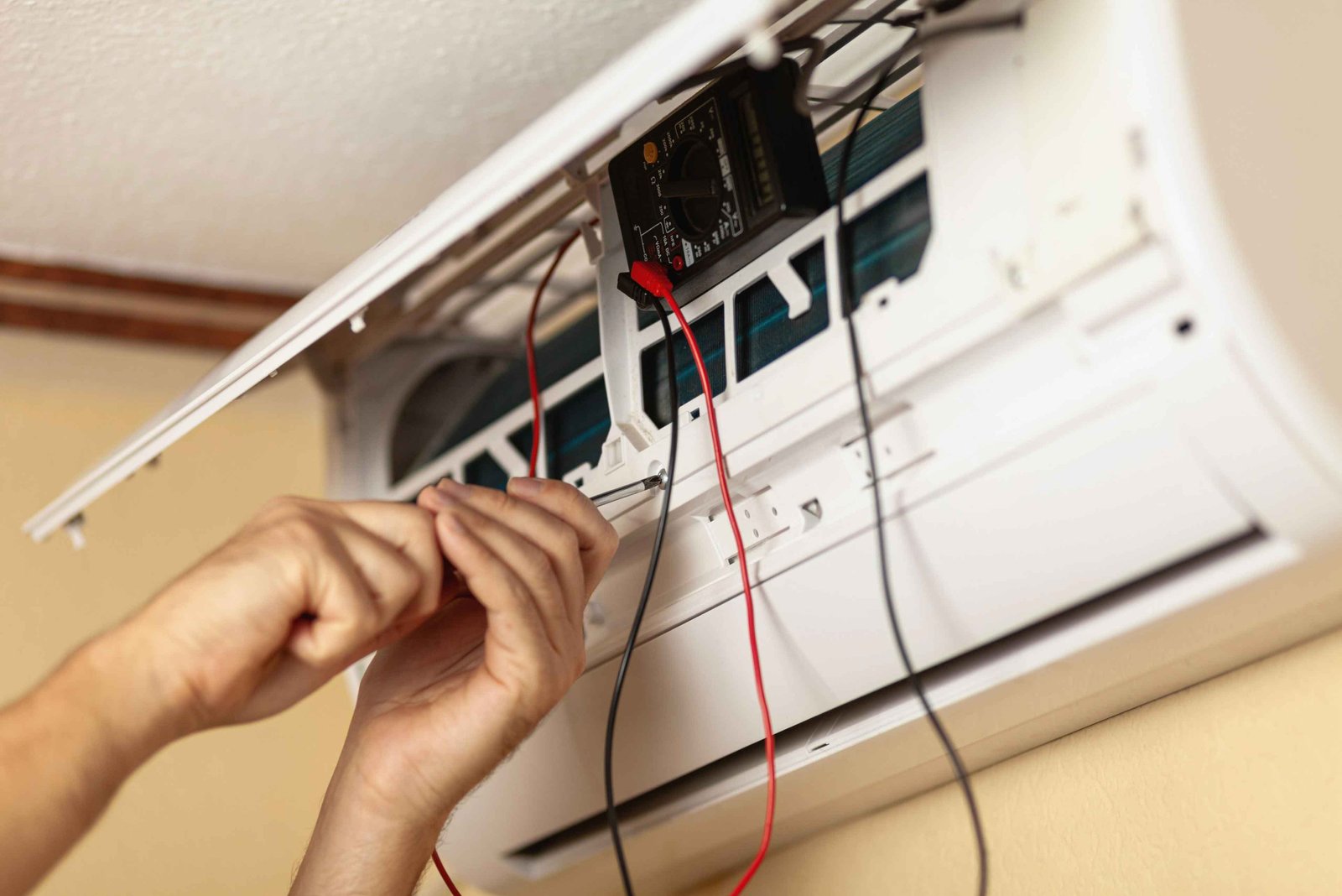 climate-pros-tech-diagnosing-a-faulty-ac-unit-for-repairs